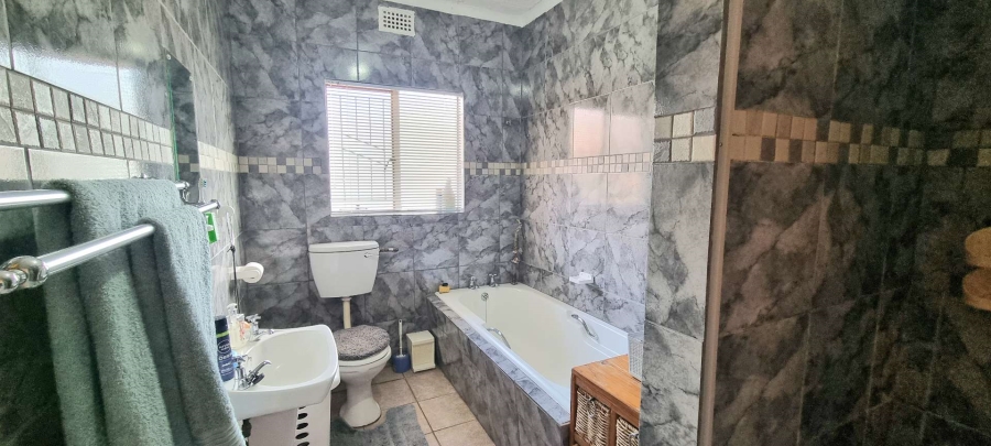 3 Bedroom Property for Sale in Langenhovenpark Free State